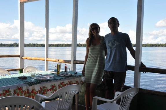 Muito bem alimentados, à beira do Rio Negro, no restaurante Leão da Amazônia, em Novo Airão - AM